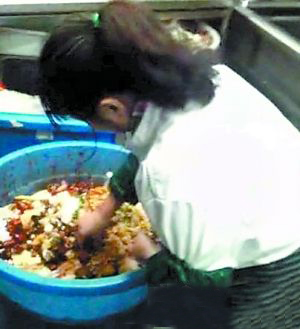 店员从剩菜桶内挑选出辣椒