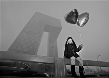 球城市化、生活环境急剧变化、大量使用化学物品、空气污染、汽车尾气等对气道都有刺激，引发儿童哮喘发病率升高